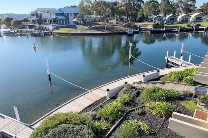 The View - Captains Cove Waterfront Resort Paynesville Exteriör bild